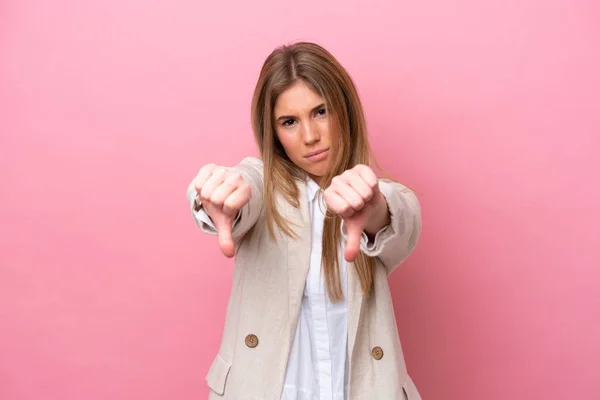 Giovane Donna Caucasica Isolata Bakcground Rosa Mostrando Pollice Verso Basso — Foto Stock