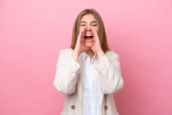 Jonge Blanke Vrouw Geïsoleerd Roze Bakcground Schreeuwen Aankondigen Iets — Stockfoto