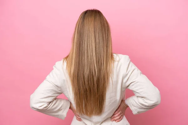 Mujer Joven Caucásica Aislada Bakcground Rosa Posición Trasera — Foto de Stock