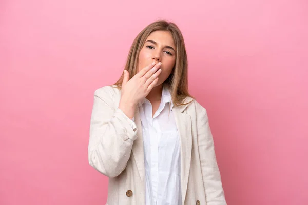 Mujer Joven Caucásica Aislada Bakcground Rosa Bostezando Cubriendo Boca Abierta — Foto de Stock