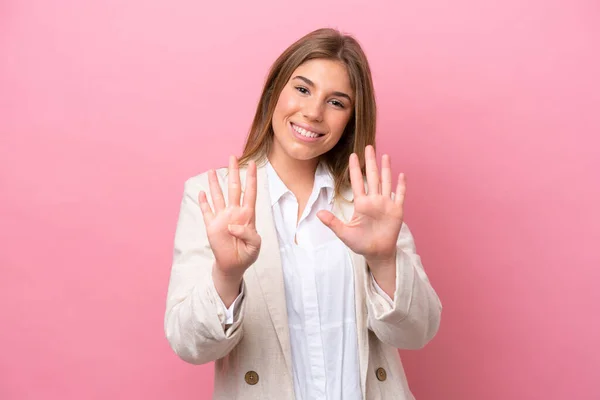 Mujer Joven Caucásica Aislada Bakcground Rosa Contando Nueve Con Los — Foto de Stock