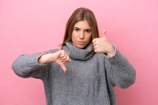 Mujer Caucásica Joven Aislada Bakcground Rosa Haciendo Buena Mala Señal — Foto de Stock