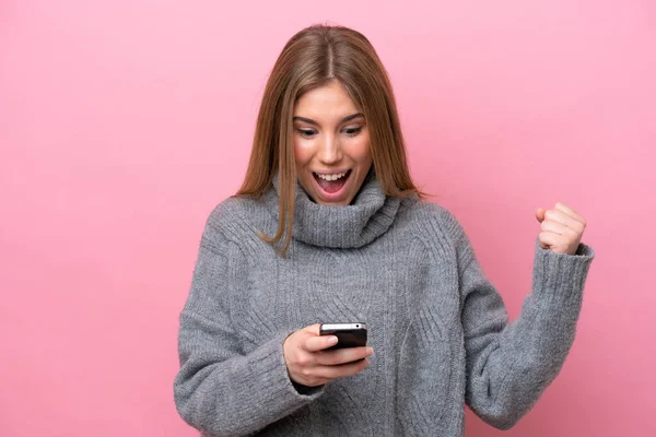 Jonge Blanke Vrouw Geïsoleerd Roze Bakcground Verrast Het Verzenden Van — Stockfoto