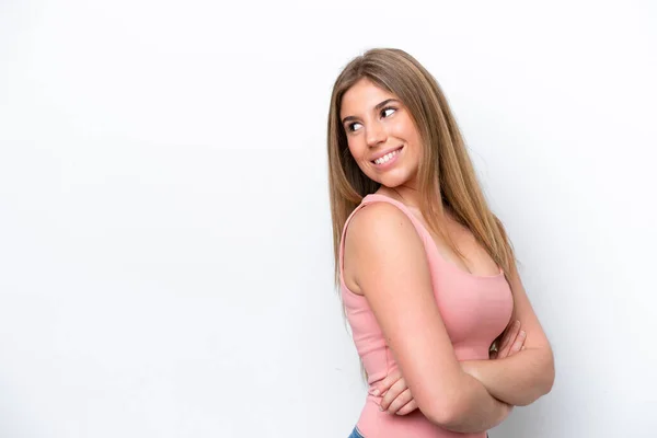 Joven Mujer Caucásica Aislada Bakcground Blanco Mirando Hacia Lado Sonriendo — Foto de Stock