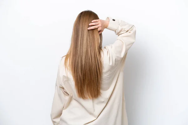 Jovem Mulher Caucasiana Isolado Terreno Branco Posição Trás Pensando — Fotografia de Stock