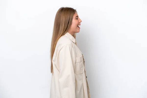 Νεαρή Καυκάσια Γυναίκα Απομονωμένη Λευκό Μπακάλικο Γελώντας Στην Πλαϊνή Θέση — Φωτογραφία Αρχείου