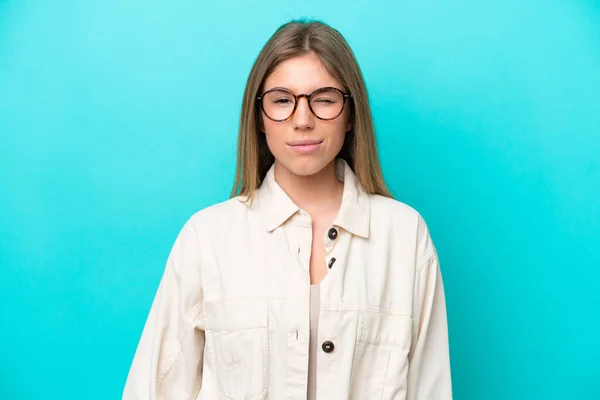 Mujer Joven Caucásica Aislada Sobre Fondo Azul Con Gafas Expresión —  Fotos de Stock