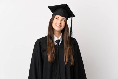 Genç Brezilyalı üniversite mezunu. İzole edilmiş beyaz bir arkaplan. Bir yandan düşünürken bir yandan da...