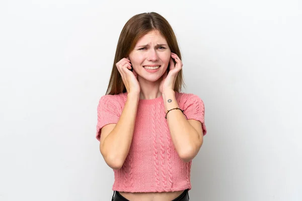 若い英語の女性は 白の背景に不満とカバー耳に隔離 — ストック写真
