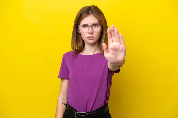 Νεαρή Αγγλίδα Γυναίκα Απομονωμένη Κίτρινο Φόντο Κάνοντας Χειρονομία Stop — Φωτογραφία Αρχείου