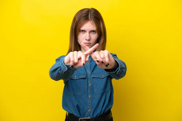 Młoda Angielka Odizolowana Żółtym Tle Zatrzymuje Gest Ręką Powstrzymać Akcję — Zdjęcie stockowe
