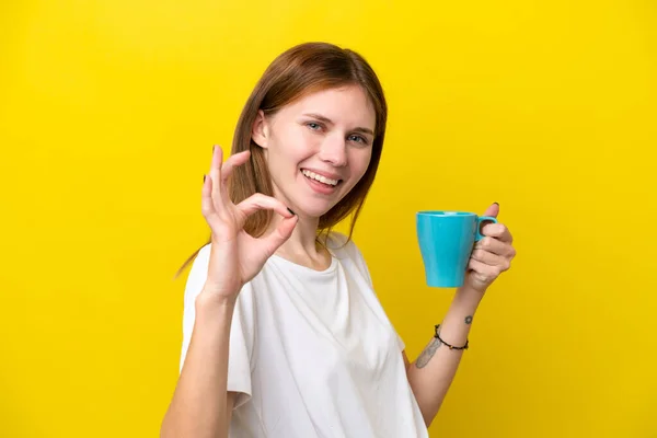 Jovem Bela Mulher Segurando Copo Azul Isolado Fundo Amarelo — Fotografia de Stock