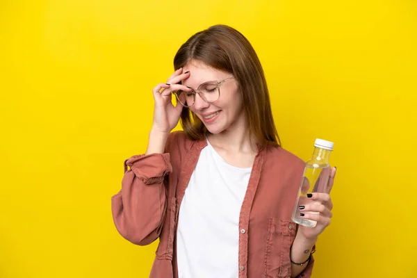 Ung Engelsk Kvinna Med Flaska Vatten Isolerad Gul Bakgrund Skrattar — Stockfoto
