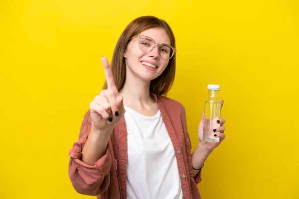 Mujer Inglesa Joven Con Una Botella Agua Aislada Sobre Fondo — Foto de Stock