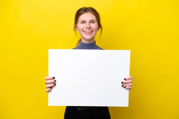 Jovem Inglesa Isolada Fundo Amarelo Segurando Cartaz Vazio Com Expressão — Fotografia de Stock