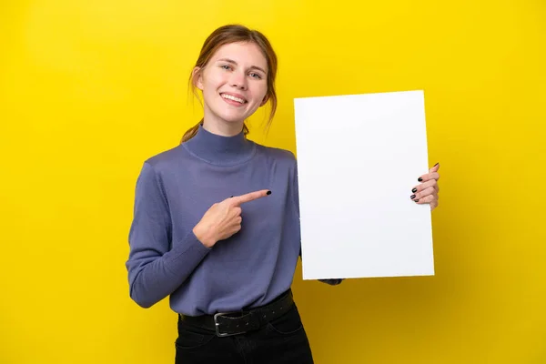 Mladá Angličanka Izolovaná Žlutém Pozadí Držící Prázdný Plakát Šťastným Výrazem — Stock fotografie