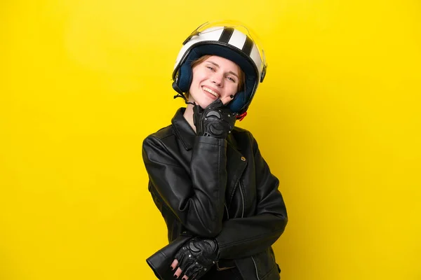 Joven Mujer Inglesa Con Casco Moto Aislado Sobre Fondo Amarillo — Foto de Stock