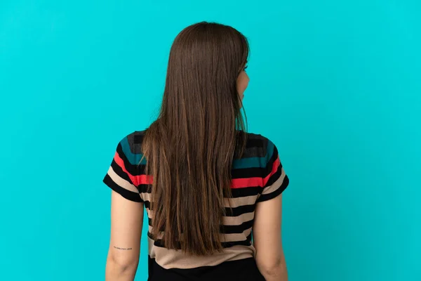 Teenager Ragazza Brasiliana Isolato Sfondo Blu Posizione Posteriore Guardando Lato — Foto Stock