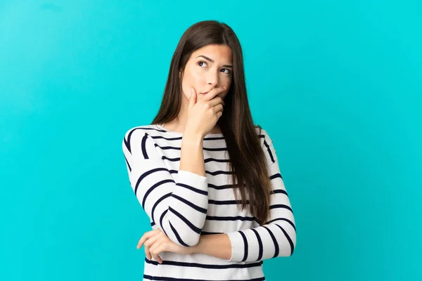 Teenager Brazilian Girl Isolated Blue Background Having Doubts Confuse Face — Stock Photo, Image