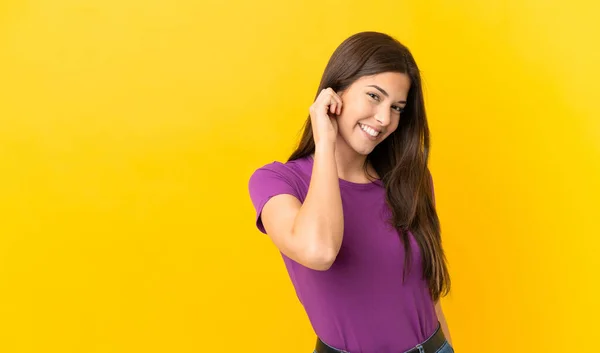 Tiener Braziliaanse Meisje Geïsoleerde Gele Achtergrond Lachen — Stockfoto