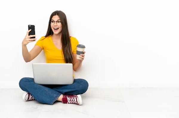 Dizüstü Bilgisayarı Olan Genç Bir Kadın Elinde Kahve Cep Telefonu — Stok fotoğraf
