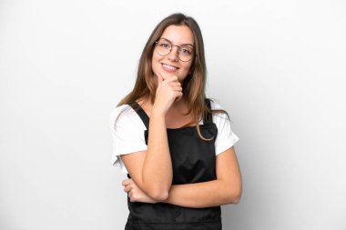 Beyaz arka planda gözlüklü ve gülümseyen Kafkasyalı garson kadın.