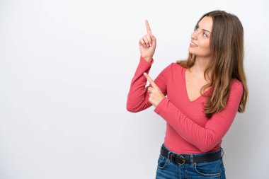 Beyaz arka planda izole edilmiş genç beyaz kadın işaret parmağıyla işaret etmek harika bir fikir.