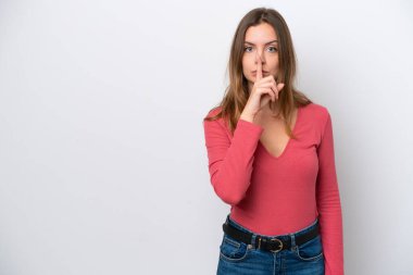Beyaz arka planda izole edilmiş beyaz bir kadın sessiz bir jest işareti gösteriyor. Parmağını ağzına sokuyor.