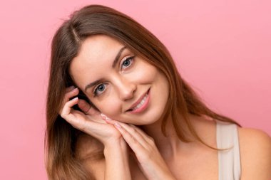 Pembe arka planda izole edilmiş beyaz kadın portresi. Portre