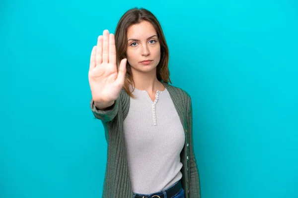 Giovane Donna Caucasica Isolata Sfondo Blu Facendo Gesto Arresto — Foto Stock