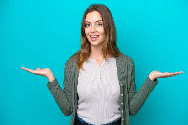 Mujer Joven Caucásica Aislada Sobre Fondo Azul Con Expresión Facial —  Fotos de Stock