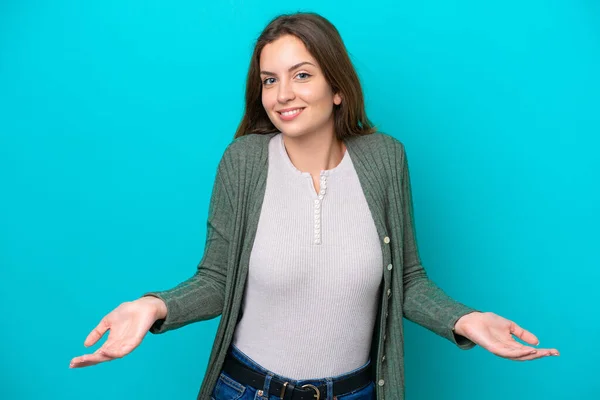 Mavi Arka Planda Izole Edilmiş Genç Beyaz Kadın Mutlu Gülümsüyor — Stok fotoğraf