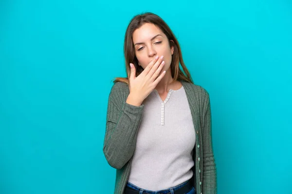 Mujer Joven Caucásica Aislada Sobre Fondo Azul Bostezando Cubriendo Boca — Foto de Stock