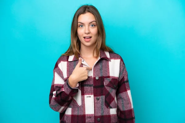 Jovem Caucasiana Isolada Fundo Azul Com Expressão Facial Surpresa — Fotografia de Stock