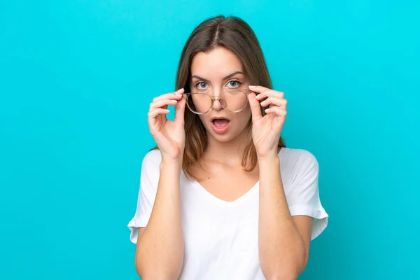 Giovane Donna Caucasica Isolata Sfondo Blu Con Occhiali Espressione Sorpresa — Foto Stock