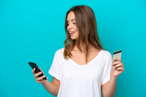 Genç Beyaz Kadın Mavi Arka Planda Izole Edilmiş Cep Telefonuyla — Stok fotoğraf