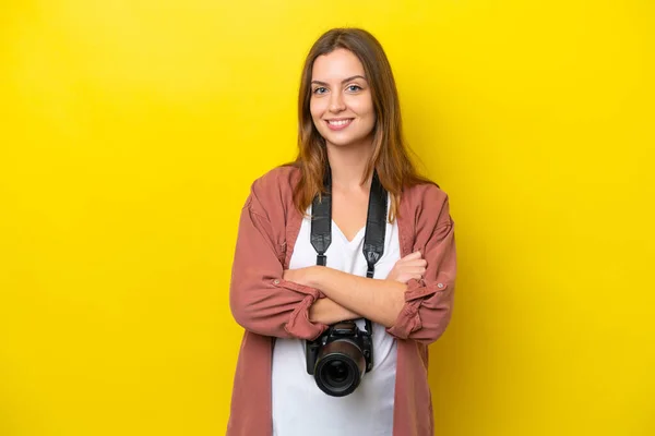 Joven Fotógrafa Caucásica Aislada Sobre Fondo Amarillo Manteniendo Los Brazos —  Fotos de Stock