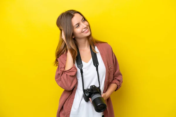 Mladý Fotograf Běloška Žena Izolované Žlutém Pozadí Myšlení Nápad — Stock fotografie