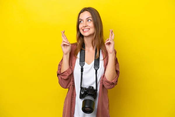 Joven Fotógrafa Caucásica Aislada Sobre Fondo Amarillo Con Dedos Cruzando —  Fotos de Stock