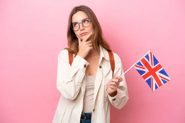 Ung Student Kaukasiska Kvinna Som Innehar Brittisk Flagga Isolerad Rosa — Stockfoto