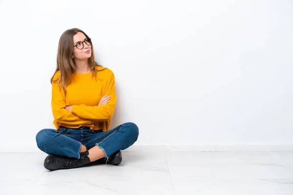 Young Caucasian Woman Sitting Floor Isolated White Background Making Doubts — Stock Photo, Image