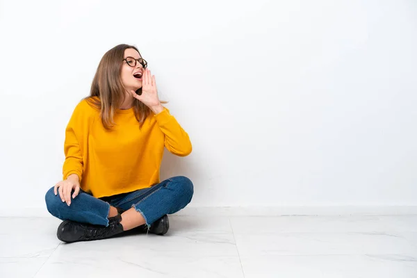 Jonge Blanke Vrouw Zitten Vloer Geïsoleerd Witte Achtergrond Schreeuwen Met — Stockfoto