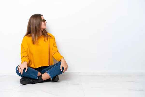 Jeune Femme Caucasienne Assise Sur Sol Isolée Sur Fond Blanc — Photo