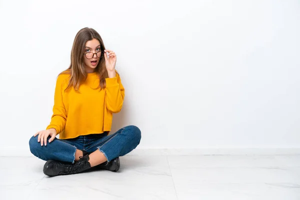 Young Caucasian Woman Sitting Floor Isolated White Background Glasses Surprised — Stock Photo, Image