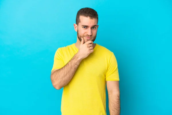 Jovem Bonito Caucasiano Homem Isolado Fundo Azul Pensando — Fotografia de Stock