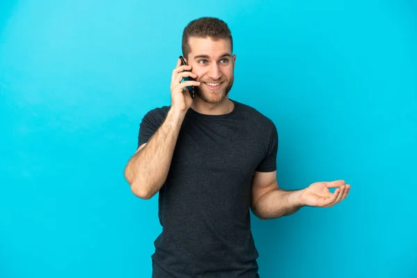 Młody Przystojny Biały Mężczyzna Odizolowany Niebieskim Tle Prowadzenie Rozmowy Telefon — Zdjęcie stockowe