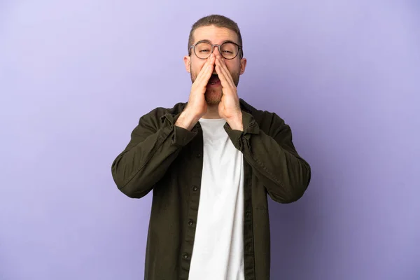Young Handsome Caucasian Man Isolated Purple Background Shouting Announcing Something — Stock Photo, Image