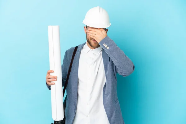 Joven Arquitecto Con Casco Sosteniendo Planos Sobre Fondo Aislado Cubriendo —  Fotos de Stock