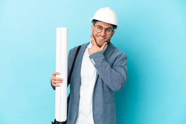 Jovem Arquiteto Homem Com Capacete Segurando Plantas Sobre Fundo Isolado — Fotografia de Stock