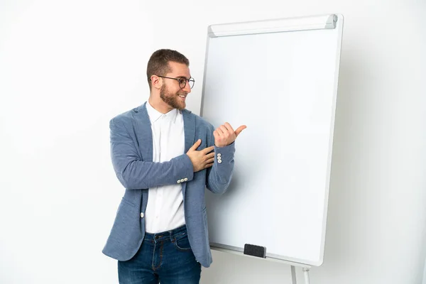 Jonge Knappe Blanke Man Geïsoleerd Witte Achtergrond Geven Een Presentatie — Stockfoto